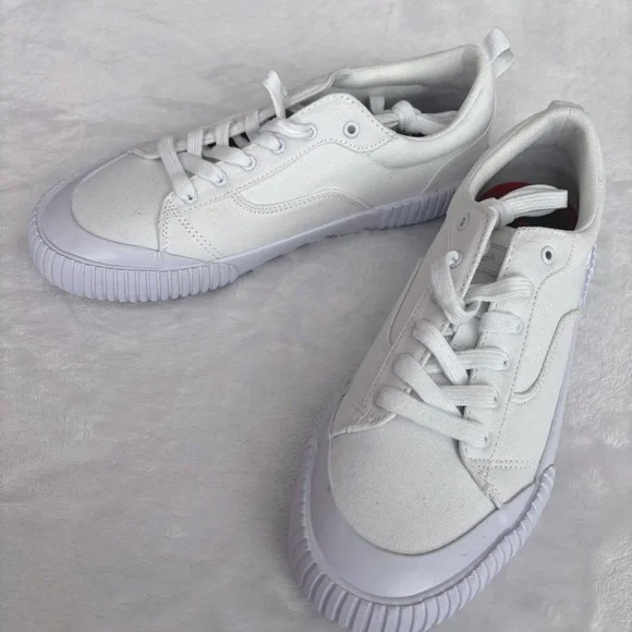 LEVI'S Emma Winter White Low Profile Platform Sneaker--7.5 - Picture 1 of 13